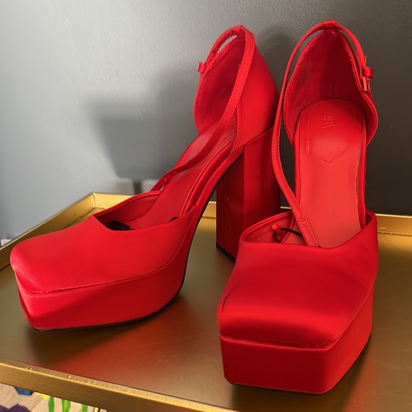 Red Platforms - Picture 3 of 7